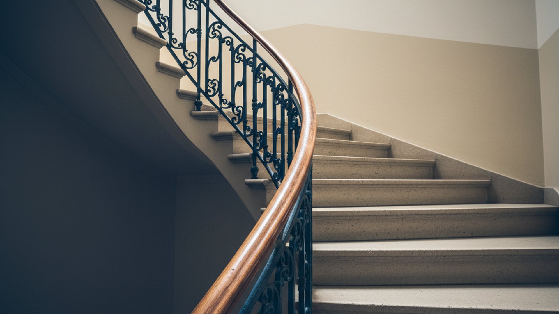 Escalera comunitaria con peldaños cuidados